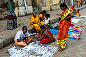 Street life around the Sri Meenakshi-Sundareshwarar Temple of Madurai. Tamil Nadu.  